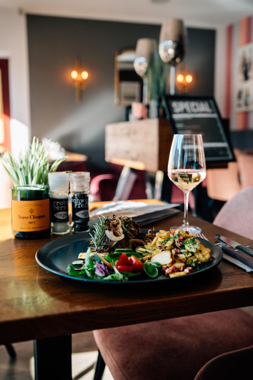 Köstliches Gericht mit gegrilltem Fleisch und buntem Gemüse