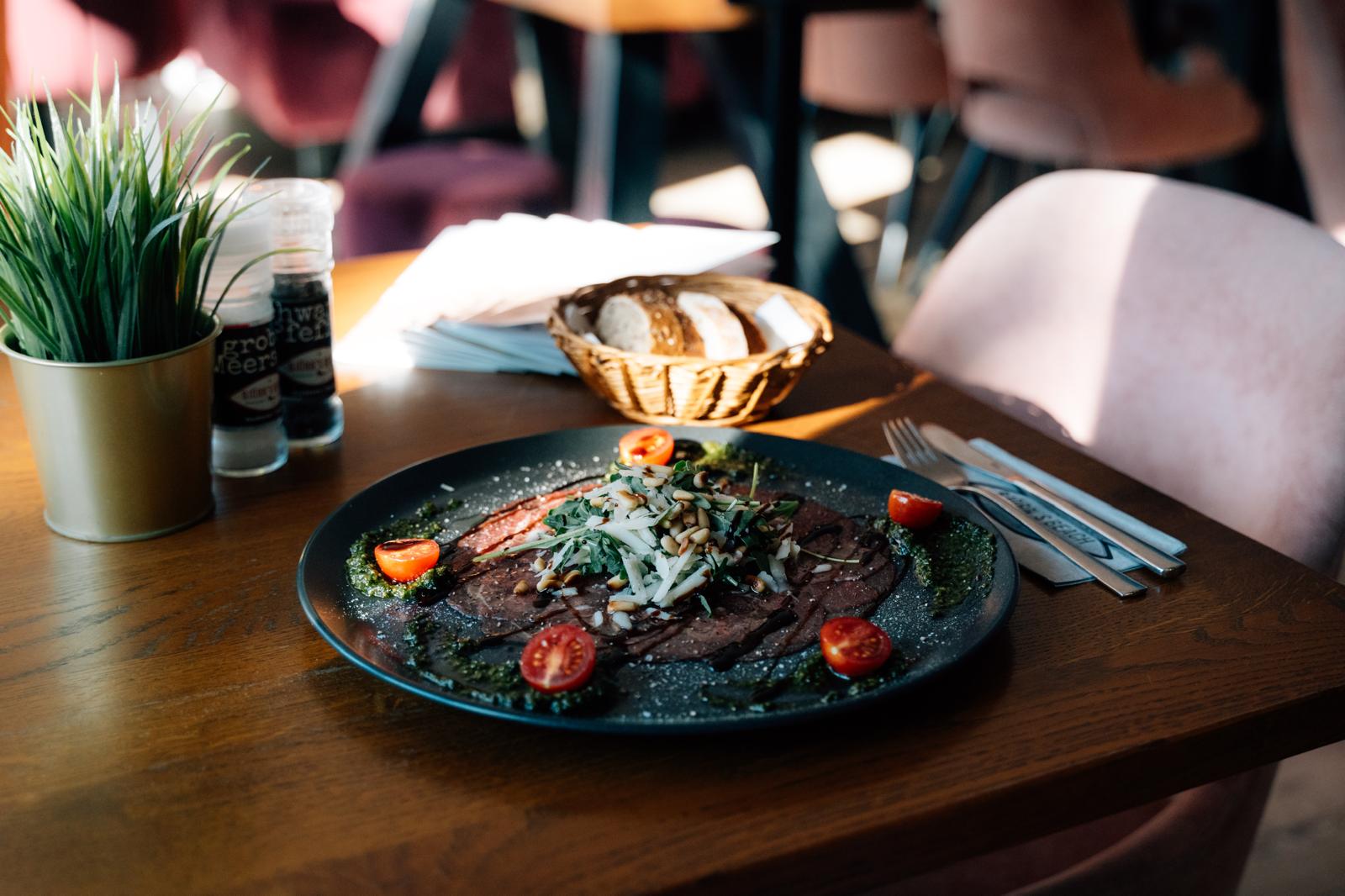 Zartes Steak mit Kräuterbutter