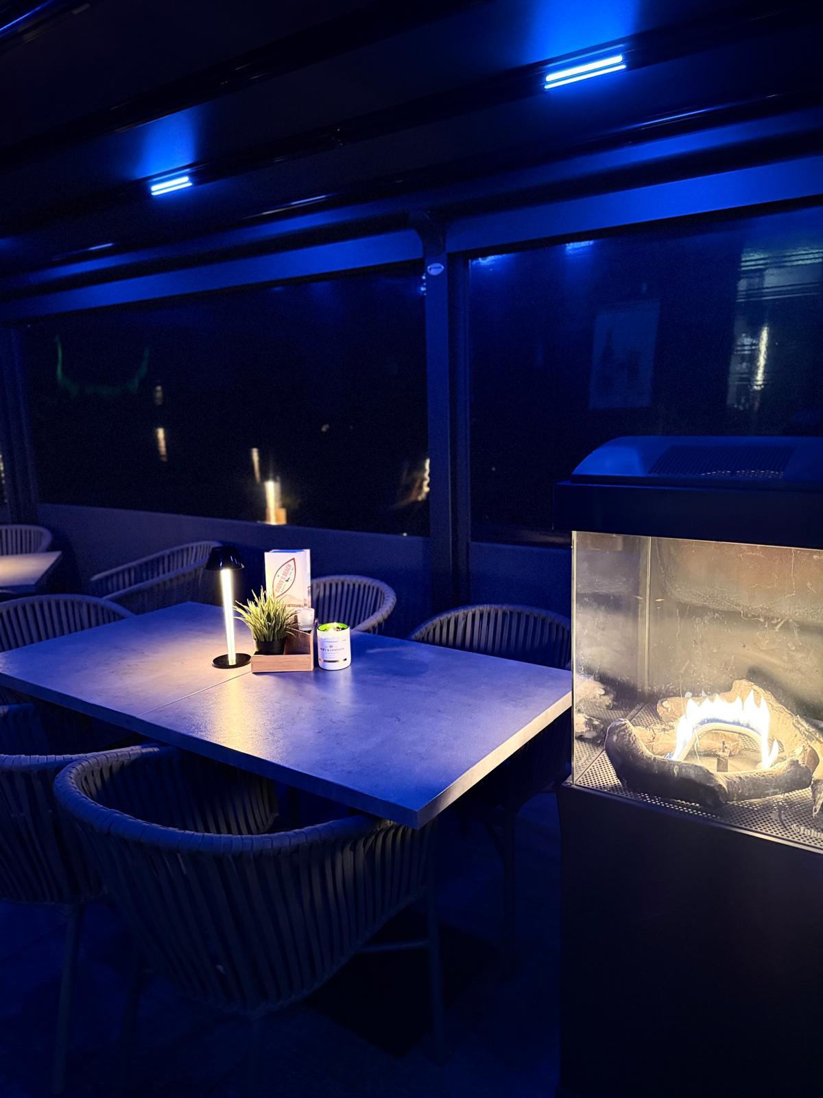 Terrasse mit stimmungsvoller Beleuchtung am Abend