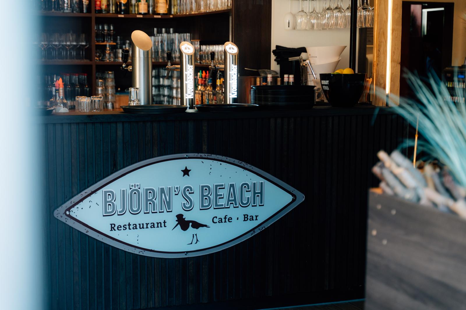 Bar mit Björn's Beach Logo