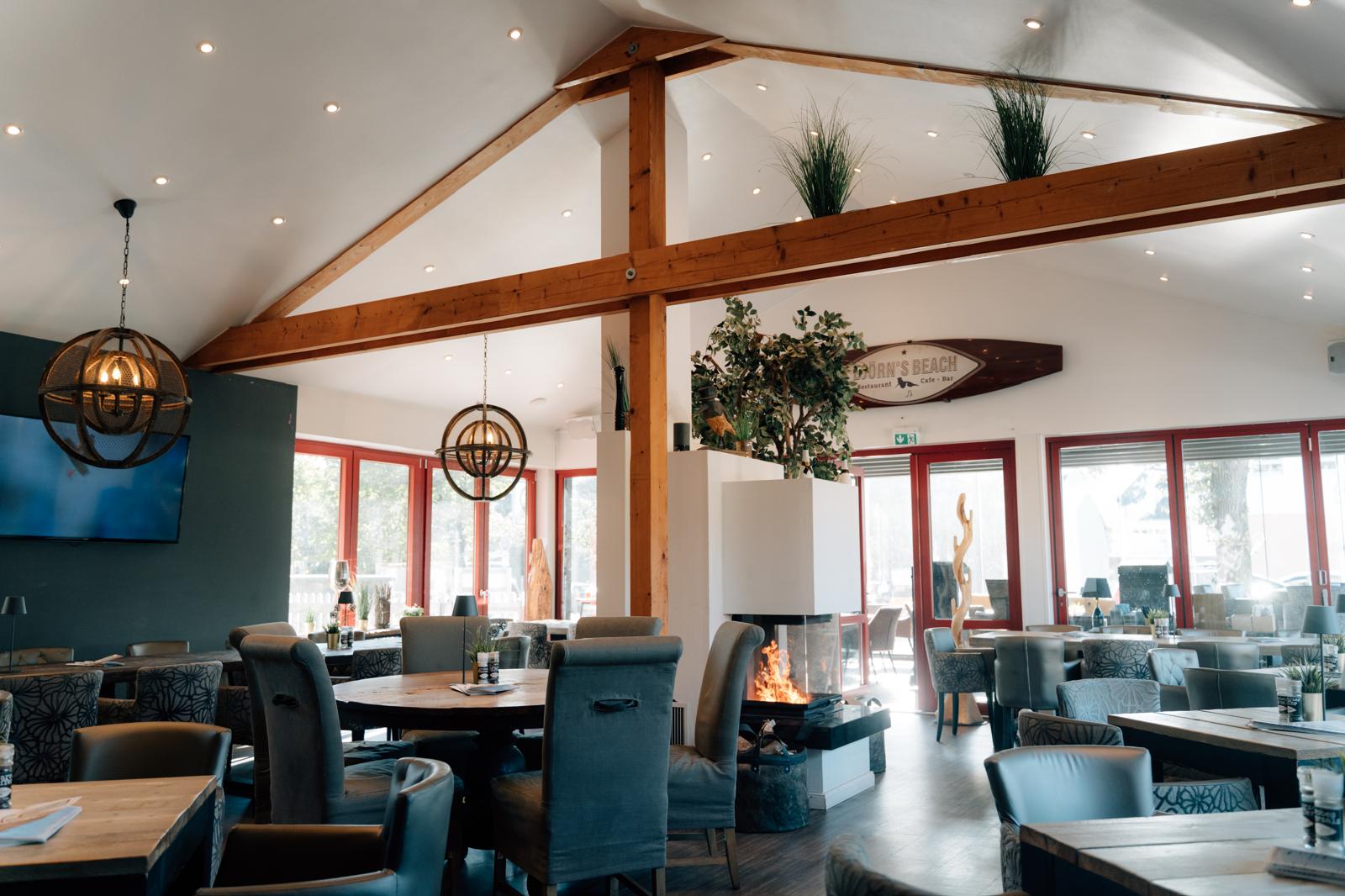 Großzügiger Gastraum mit Holzbalken